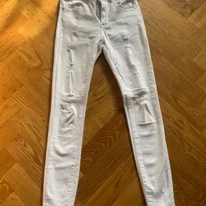 Snygga vita slitna jeans med snygga hål längst med benet.  Ändrat provade.  St Xs-S 