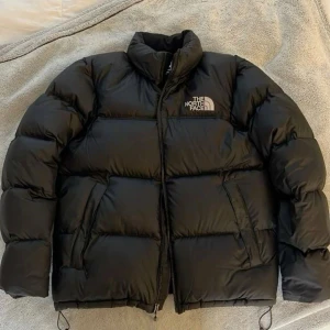 The north face puffer  - Hej! Jag säljer min north face jacka då den knappt kommer till användning.  Den är använd 8-10 gånger men inte mer än så.  Skicka 9/10 Modell: 1996 Retro nuptse  Hör av er vid intresse! :) 