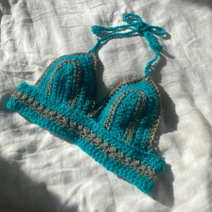 Virkad Topp - En blå grå top som jag har virkat själv. Är perfekt för sommaren. Är i storlek S men skulle nog kunna passa en M. Bara fråga fall du vill ha måtten. 🌸