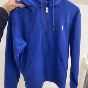 Ralph lauren zip (ljusblå) - Säljer denna för ett bra pris. Den är inte använd alls. Passar bara inte mig längre.   Storlek S / Fast vid mitt Pris. 