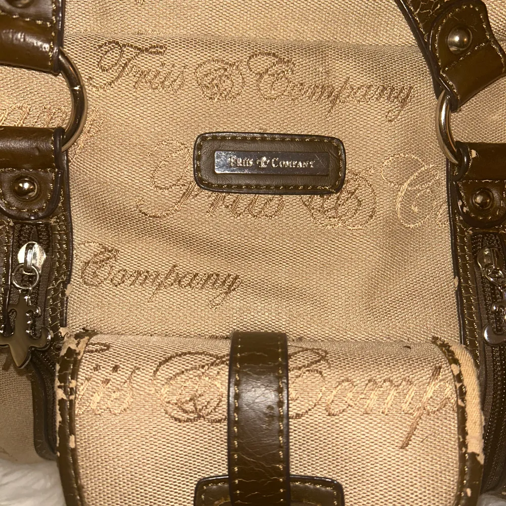 Vintage bag med stora och små fack. Friis & Company- beige med silver detaljer . Väskor.