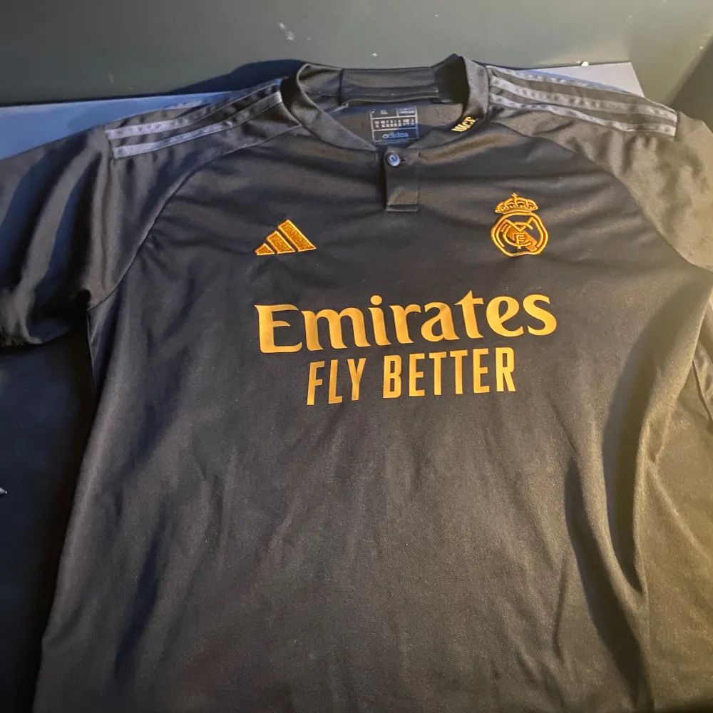 Real Madrids tredje ställ  Strl xl Skick 10/10. T-shirts.