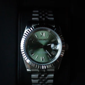 Seiko Date Just-mod   (Inkl frakt) - Egen gjord Seiko mod med NH35-A urverk som går på kinetiskenergi. Grön urtavla, jubilee band, förstoringsglas etc.