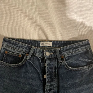 Zara jeans - Zara straight midrise jeans 🌟Enfast använda 1gång! Skriv för fler bilder, priset går o diskuteras 💕nypris 399 💛