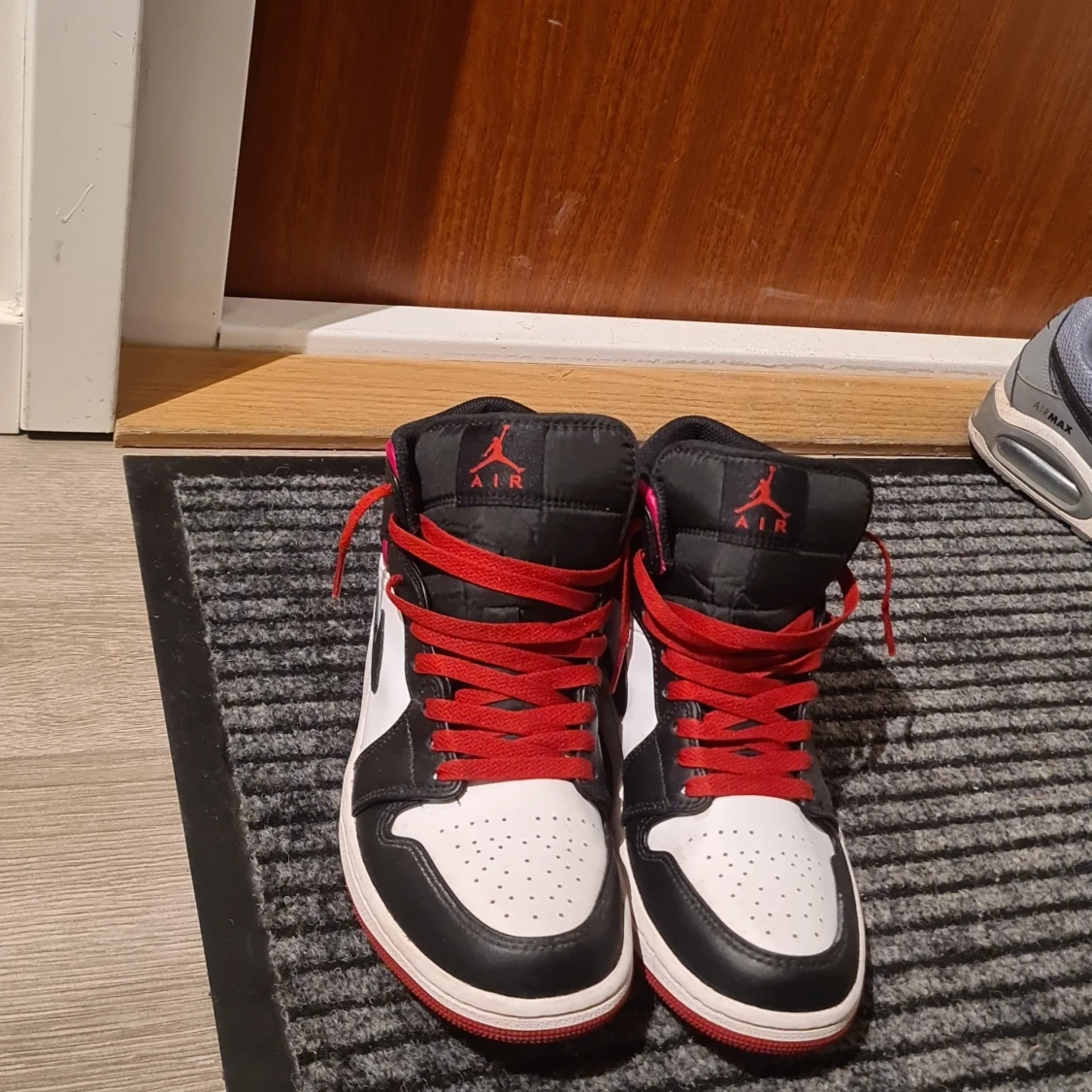 Jordan 1s mid