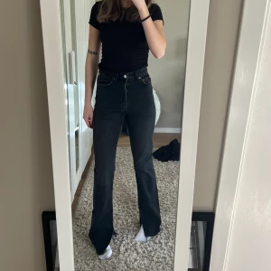 Jeans - Raka jeans med slits, super fina i rymdgrå