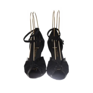 Klackskor - Dansskor men kan kanske funka som vanliga klackskor också. Stl 35/36, sulan: ca 23cm, höjd: ca 6cm. Köptes på Sellpy från märket Worktool i bra skick! Pris går att diskutera