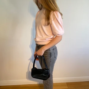 Miniväska  - Säljer denna miniväska i både svart och vit. Jättegulliga och kan bäras på många olika sätt💕 en för 30 eller båda för 50