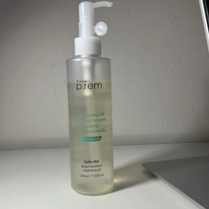Safe Me Relief Moisture Cleansing Oil - Safe Me Relief Moisture Cleansing Oil från Glowid Älskar denna, huden känns så len efter användning men min hy gillade dock inte de♥️♥️♥️