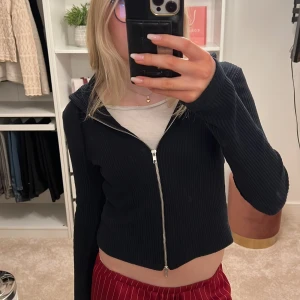 Ribbad zip hoodie  - Säljer nu min skitsnygga ribbade zip hoodie från Gina då den inte kommer till användning, endast använda en gång. 😻❤️  