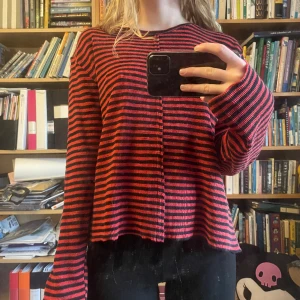 Randig tröja - Cool randig tröja köpt second hand, finns ingen storlek då lappen är avklippta men passar en XS/S/M