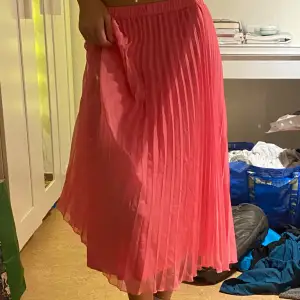 Supergulliga rosa kjol. Endast använd en gång så inga synliga fel. Säljer då den är lite för liten för mig. 