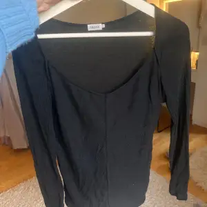 Säljer min Filippa k tröja i storlek s då jag har alldeles för många svarta tröjor. Den har väldigt fin urringning💕💕