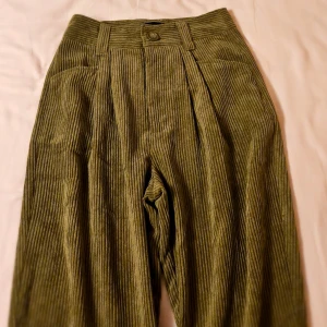 Mossgröna byxor  - Säljer favoritbyxorna från ginatricot. St 38. Manchester. Inte min stil. Hade en helg. Grön som mossa. Medeltid. 80kr. Möts i Göteborg. 