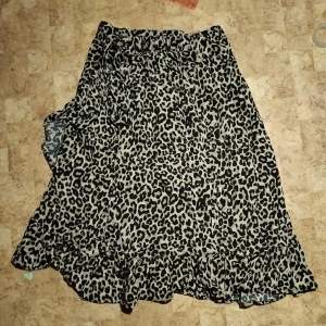 Fin kjol med Leopard mönster. Ser ny ut! Passar mig som har xxs/Xs(: Kom privat för mer bilder 🫶🏼