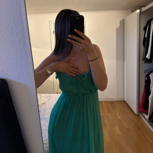 Långklänning  - Superfin långklänning inför sommaren. Den är ända ner till marken på mig som är 168, går att knyta både lösare och tightare i midjan där bak så den passar både S och M skulle jag säga☀️  200kr+frakt💘