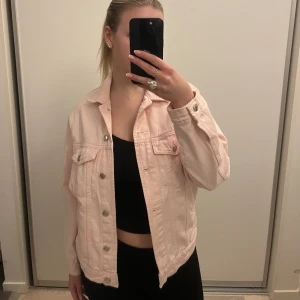 Jeansjacka - En så fin ljusrosa jeansjacka , kommer tyvärr inte till användning längre💗 storlek S