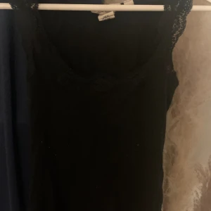 Topp - Linne i längre modell(fick inte med hela på bilden) Jätte söt. Inga andra fuffenset vad jag kan se utan bara nopprig✨💘  Är i Xs men funkar som S också!