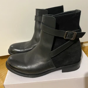 Ankelboots Rizzo - skinn - Ankelboots från Rizzo. Äkta skinn. Upplever dem lite mindre i storleken. Bra använt skick. 