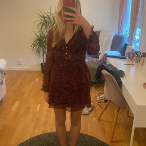 Zara klänning -  jätte snygg klänning i leopard mönster från zara, hör av er om ni har några frågor! Kom gärna men prisförslag❣️