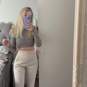 Randig tröja - Långärmad brun-vit crop-top från NA-KD, använd vid ett fåtal tillfällen.