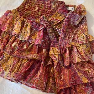 zara kjol - säljer denna superfina sommarkjol från zara, säljer då den inte kommer till användning längre. Storlek L men funkar för S/M då den är lite mindre i storleken. 