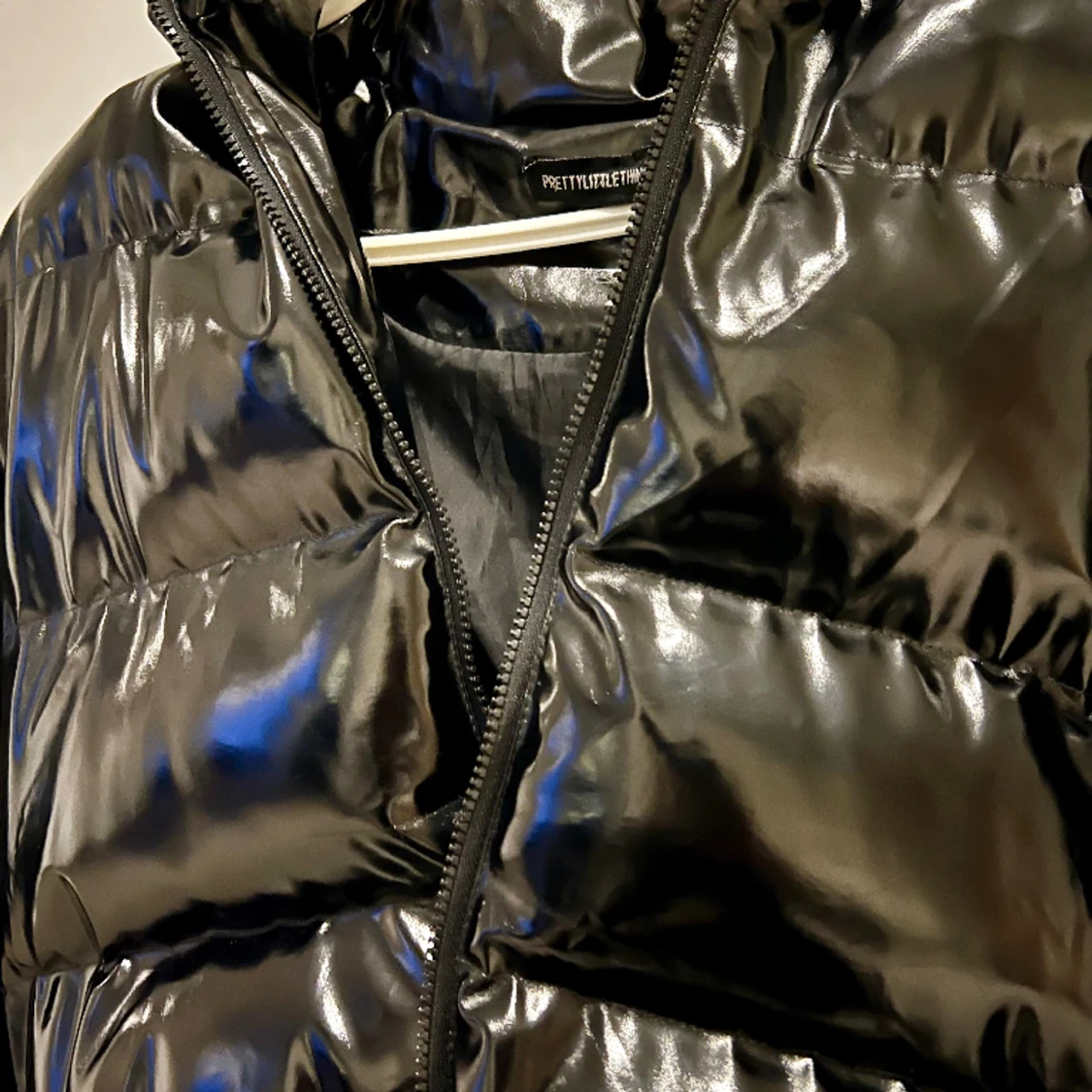 Svart glansig crop jacka  - 90