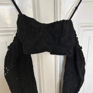 Svart croptop med broderade detaljer 🥰