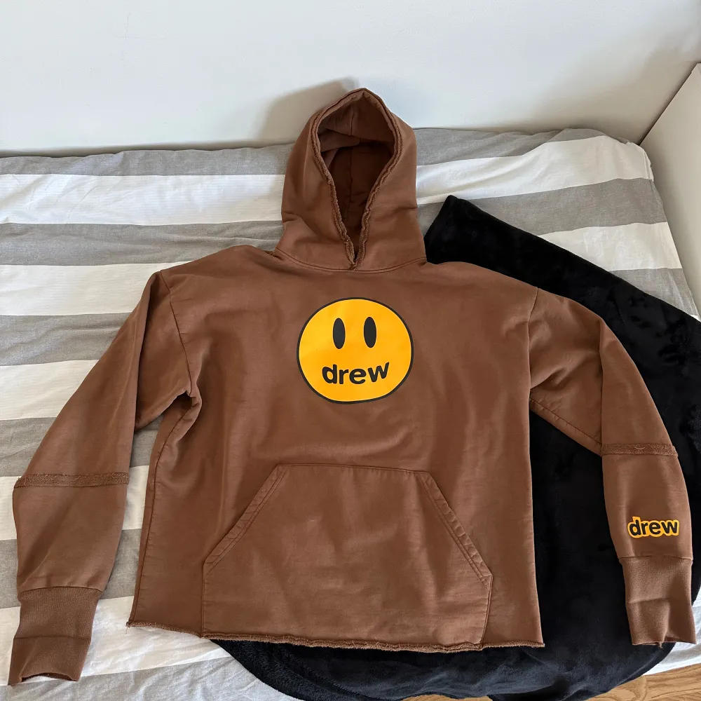 Säljer en Drew House hoodie i storlek M. Hoodien är lite kortare i modellen än vissa andra Drew hoodies. Den är använd vid ett fåtal tillfällen och i mycket bra skick.. Hoodies.