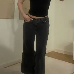 Lågmidjade Levis jeans ”Noughties bootcut” i storlek 28-30! Nästintill oanvända, så i nyskick!   Inköpspris 1419 kr - säljer för 750 kr ☺️