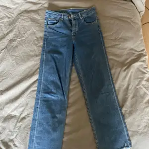 Jeans storlek 38. Lite för korta för mig som är 171. Köptes ”avklippta”. Skriv om ni vill ha mått, kan tyvärr inte skicka bild med jeansen på då de inte passar mig längre