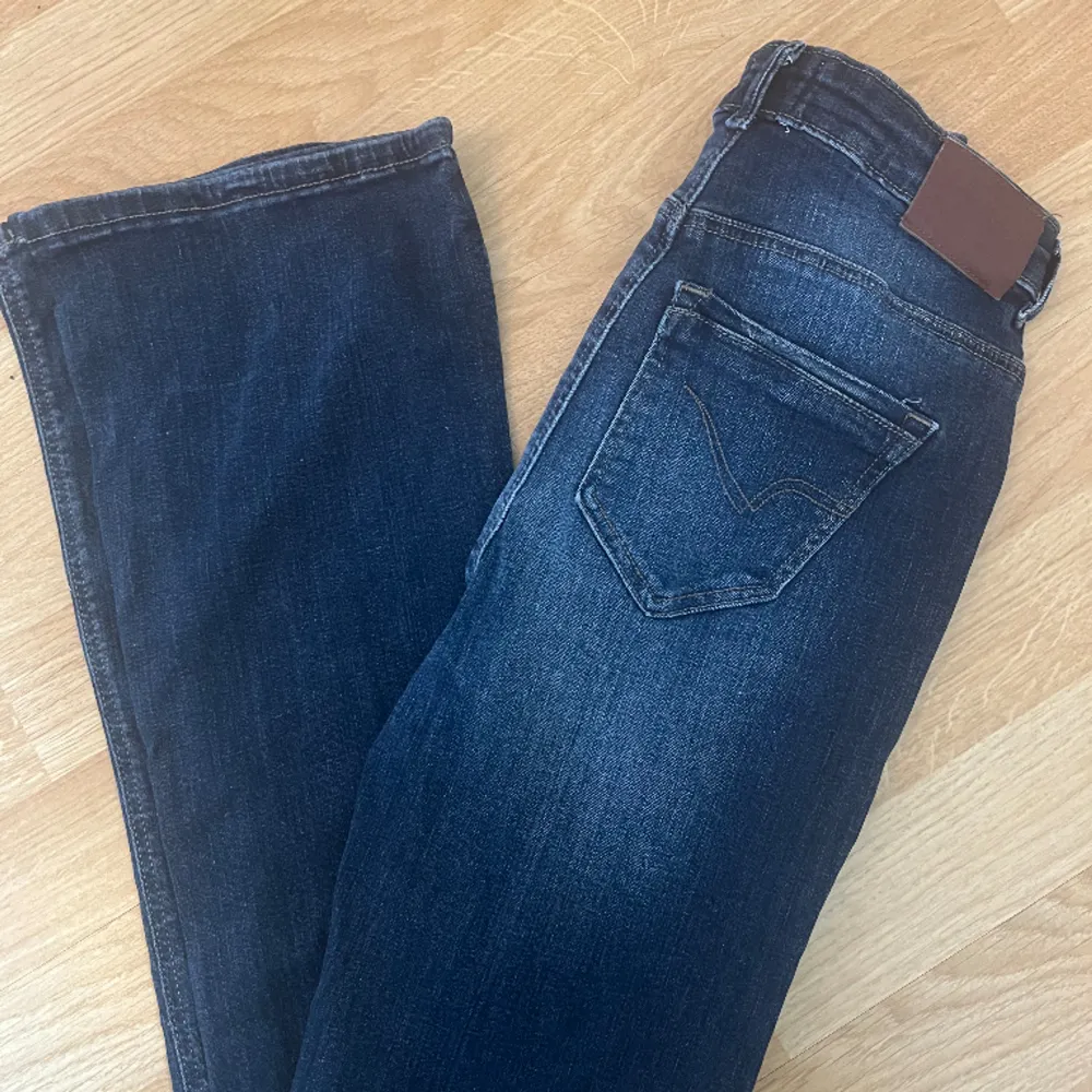 Hej! Säljer mina skitsnygga jeans med fina detaljer på bakfickorna! Det är bootcut och i nyskick då dom va lite för långa för mig. Inga defekter och är som nya. Är i storlek xs/32🤩. Jeans & Byxor.