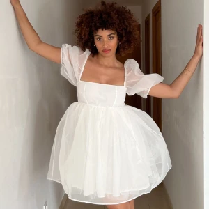 Vit klänning  - Superfin vit, puffig klänning från NA-KD. Storlek 34. Aldrig använd med prislappen fortfarande på.💗