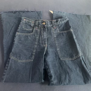 Baggy jeans - Jag har aldrig hört av det märket.. jätte fin baggy jeans med stora fickor. Skulle säga den är size M! Skriv i dm om ni undrar något 😽