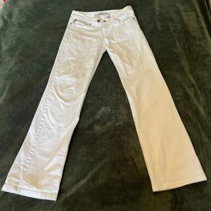 Vita Only jeans som jag fått av en vän. Säljer pga att de aldrig kommer till användning. De har en liten grön fläck i skrevet (bild 3) som jag är väldigt osäker på om den går att få bort. Bra i längden på mig som är 174 cm. Skriv vid funderingar! <3