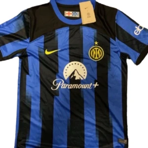 Inter mailan fotbollströja&shorts - Säljer en fett Intermilan tröja&shorts orginal pris 1100 kr säljer för 549 kr!!! ✅aldrig använt pågrund av att den inte passar mig bra den är i bra kvalite  båda är storlek S pris kan diskuteras💯