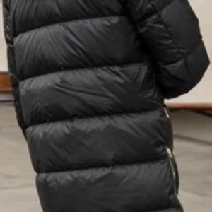 Nu Canada Snow Parkas  - Oanvänd alla lappar kvar   Strlk xs 36 Nypris 3000kr   Svart lång dunjacka Sheila long puffer från Canada Snow. Vattenavvisande polyester och fodrade med certifierad 80% dun och 20% fjäder. Jackan håller dig varm under höst och vintern.