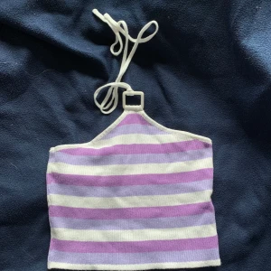 Superfin haltern Neck topp - Vit och lila haltern neck top ifrån hm Inga defekter förekommer, ser i princip ny ut  Pris kan diskuteras vid snabb affär 💕💕💕