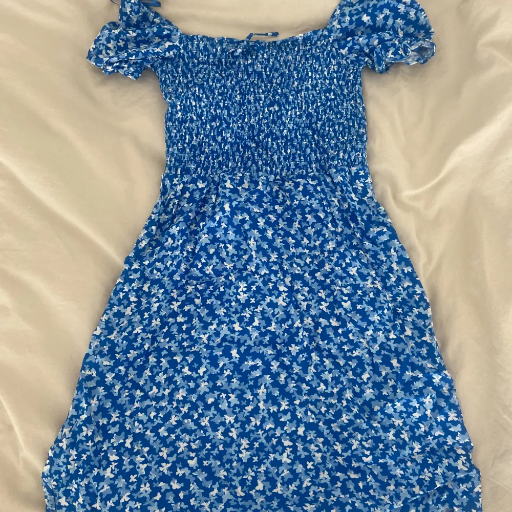  säljer denna klänningen från newyorker i storlek xxs vill bli av med den så säger den för 35 kr. Klänningar.