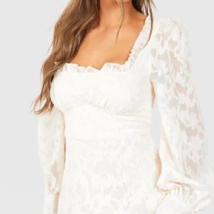 Student/skolavslutningsklänning  - Helt ny oanvänd klänning i krämvit med prislappen kvar, köpte från boohoo i storlek 38 !! 