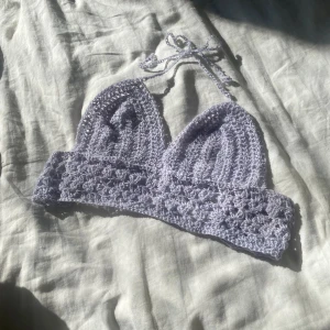Virkad Topp - En handgjord virkad top. Är perfekt till sommaren. Är i storlek xs mwn skulle nog passa någon i S. I fall du vill ha måtten så skriv bara.🌺
