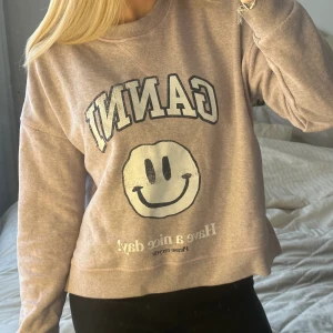 Ganni Tröja - Tröja från Ganni, färgen är rosa!  Sparsamt använd. 