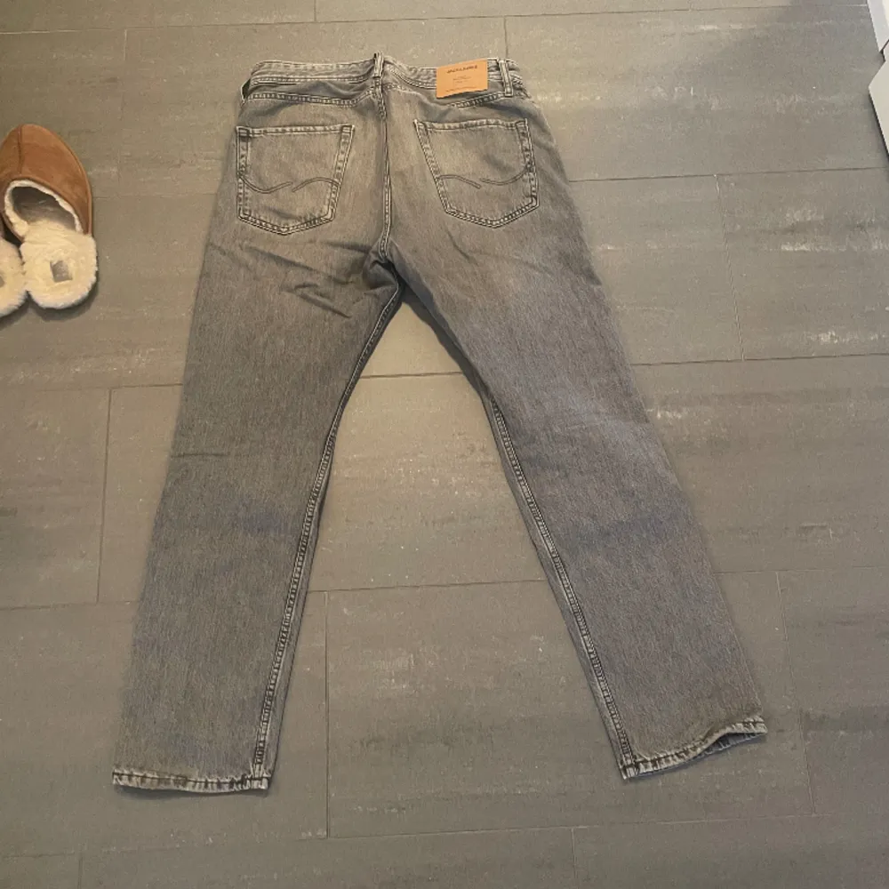 Säljer ett par nästan oanvända Jack and Jones jeans 31/32. Populär modell. Sitter bra. . Jeans & Byxor.