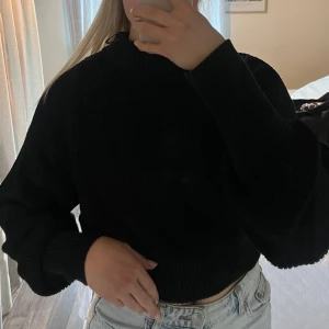 Stickad tröja  - Svart stickad tröja från nakd! 