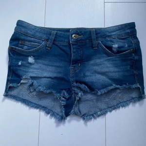 Lågmidjade jeansshorts  - Lågmidjade jeansshorts ifrån rainbow, sitter så sjukt fint på, aldrig använda, kom privat för mer bilder osv🤍liknar lite som dom zara shortsen som är slutsålda, stolek 34 men passar 36 också🤍🤍säljer för 200kr🤍