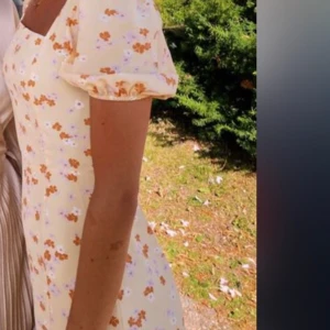 Klänning - Säljer min fina gula oanvända klänning!💛 Storlek 38 men sitter som en 36 på mig som brukar ha S🥰 Perfekt till exempelvis bröllop!!