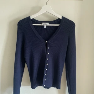 Kofta  - Kofta med pärl-knappar 