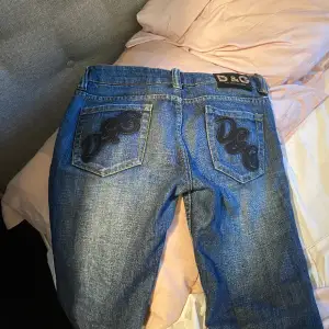 Säljer dessa skit snygga jeans då dom blivit för små för mig, dom har inga skador förutom den som man kan se på tredje bilden. Skriv för fler bilder💕