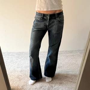 Skitsnygga bootcut lågmidjade jeans!!🔥