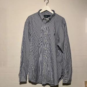 Ralph Lauren skjorta  - - Märke: Ralph Lauren  - Modell: skjorta - Färg: Blå vit - Storlek: 36/37 (sitter stort) - Skick: Ser väldigt snygg ut och har inga skador 9/10   Nypris: 1700kr Pris: 400kr Skriv om ni är intresserade eller har frågor!!